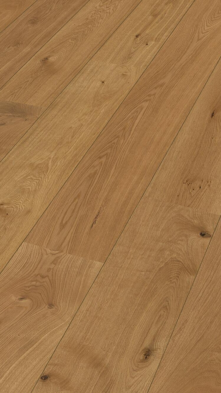 Lebhafte Lindura-Sortierung Lindura-Holzboden mit lebhafter Sortierung: Farb- und Strukturunterschiede zwischen den Dielen, Risse und gesunde Äste